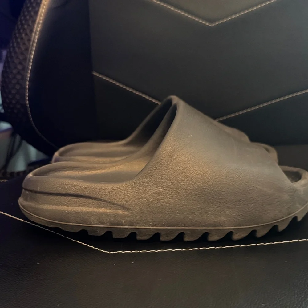 Adidas Yeezy Dark Grey Slides size 4 Youth - Picture 3 of 5